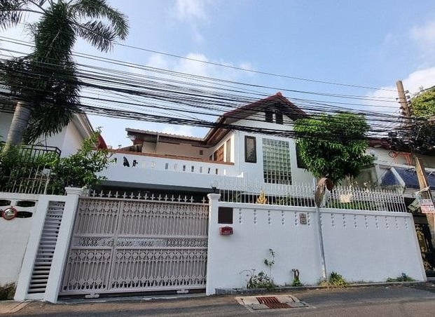 ขายบ้านเดี่ยว 2 ชั้น ถนน รัชดา สุทธิสาร ใกล้ MRTสุทธิสาร เพียง 400 เมตร 52 ตรว. 5 ห้องนอน 2 ห้องน้ำ ขายบ้านเดี่ยว 2 ชั้น ถนน รัชดา สุทธิสาร ใกล้ MRTสุทธิสาร เพียง 400 เมตร 52 ตรว. 5 ห้องนอน 2 ห้องน้ำ