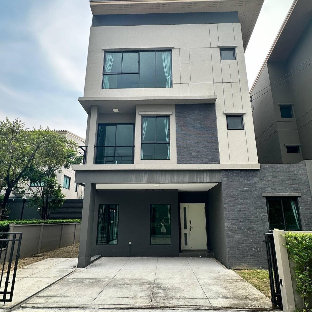 BH2471 ให้เช่าบ้านกลางเมือง รามอินทรา 83 สเตชั่น สไตล์วิวล่าหรู 3 ชั้น ติดสวน 900ม ถึงรถไฟฟ้าสายสีชมพู BH2471 ให้เช่าบ้านกลางเมือง รามอินทรา 83 สเตชั่น สไตล์วิวล่าหรู 3 ชั้น ติดสวน 900ม ถึงรถไฟฟ้าสายสีชมพู