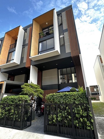 Shizen Pattanakarn 32 ( หมู่บ้านชิเซน พัฒนาการ 32 ) ทาวน์เฮาส์แต่งสวย lofty and cozy Shizen Pattanakarn 32 ( หมู่บ้านชิเซน พัฒนาการ 32 ) ทาวน์เฮาส์แต่งสวย lofty and cozy