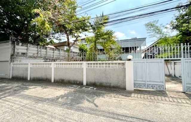 ให้เช่า บ้านเก่าสไตส์วินเทจ ที่ดินใหญ่มาก 101 BTS ย่านอารีย์ ตรวพหลโยธิน5-15 ที่ดินทำเลดีมาก สะพานควาย พระราม 6 ให้เช่า บ้านเก่าสไตส์วินเทจ ที่ดินใหญ่มาก 101 BTS ย่านอารีย์ ตรวพหลโยธิน5-15 ที่ดินทำเลดีมาก สะพานควาย พระราม 6